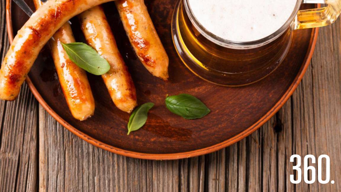 PARA EL NIÑO, “PUDDING CON MERENGUE”; PARA EL ADULTO, “SALCHICHAS Y GINGER-ALE”