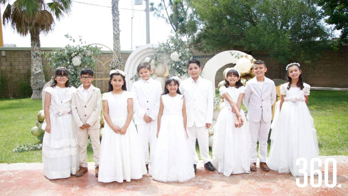 SOFÍA TOVAR, GERARDO FLORES, REGINA DÍAS, RAFAEL VALENCIA, ÁNGELA GUARDADO, EDUARDO ARIZPE, VÍCTORIA RESÉNDIZ, LUIS ENRIQUE PINEDO Y MARÍA REGINA GONZÁLEZ RECIBEN LA EUCARISTÍA