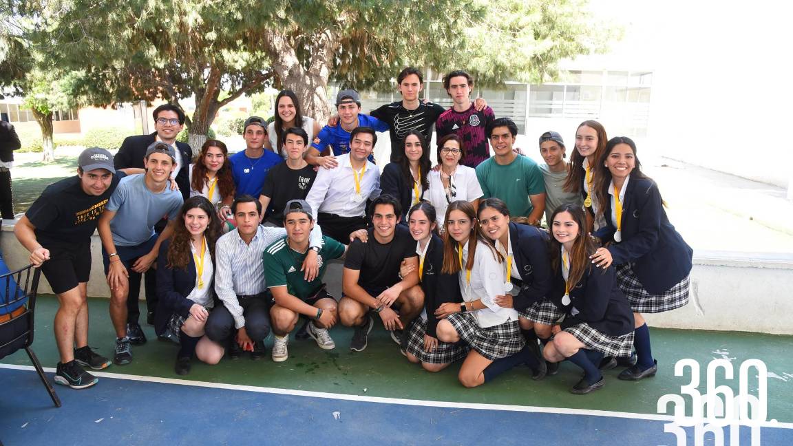 ALUMNOS DEL CUMBRES DICEN ÁDIOS