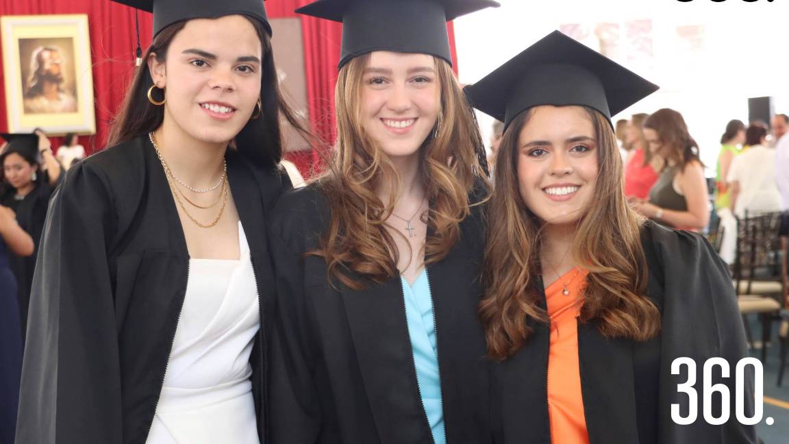 ALUMNOS DE PREPA CUMBRES SE GRADÚAN