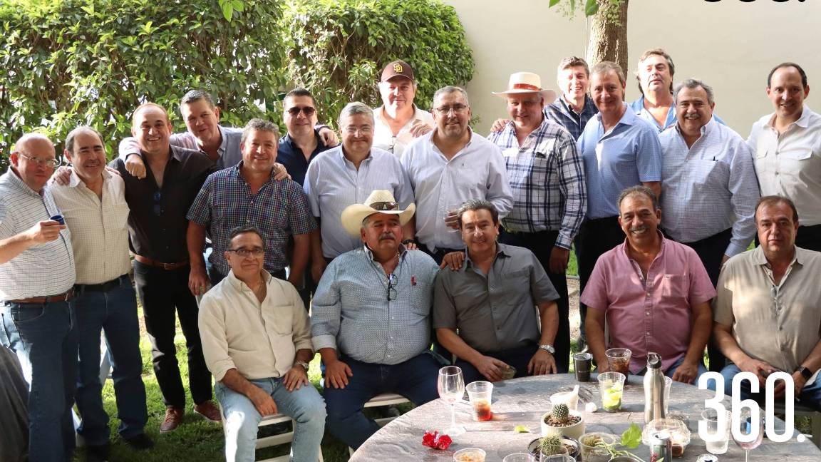 FESTEJAN EXALUMNOS DEL CUMBRES