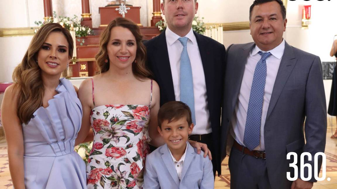 IKER MONTEMAYOR RECIBE LA PRIMERA COMUNIÓN