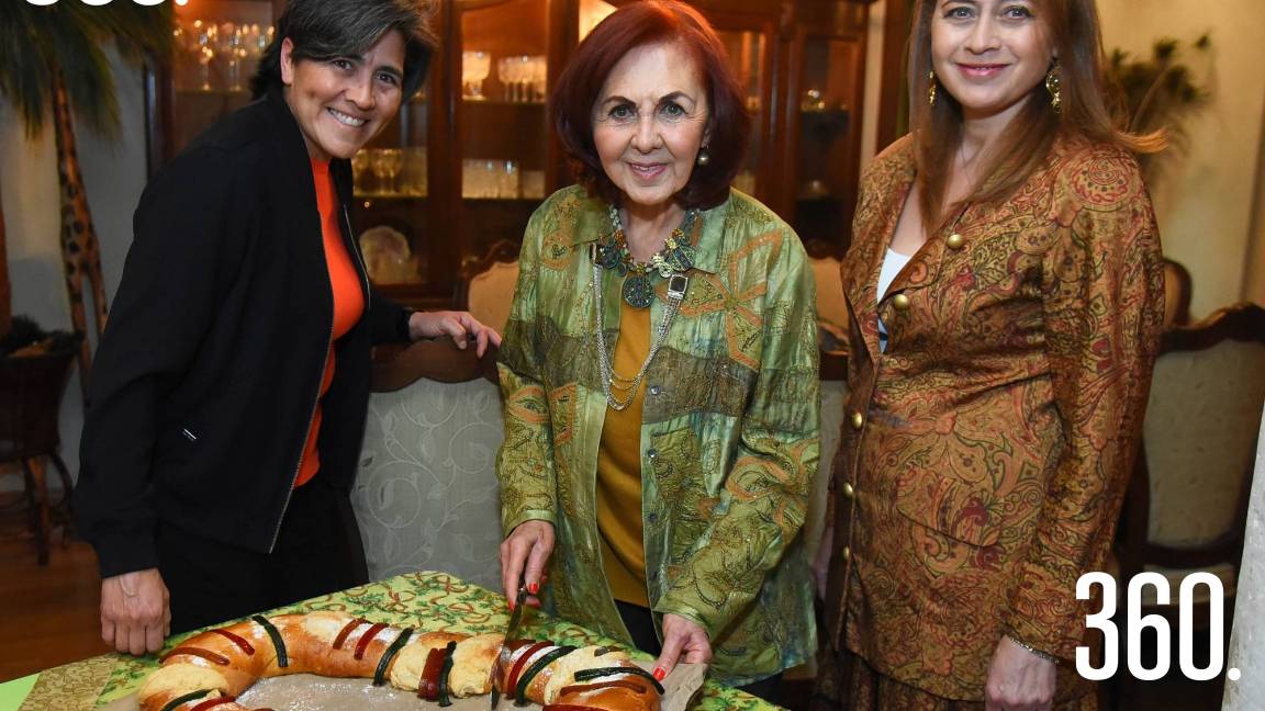 REUNIÓN DE AMIGAS PARA PARTIR ROSCA DE REYES