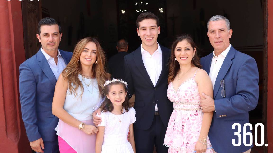 MARIÁNGELA LARA RECIBE LA PRIMERA COMUNIÓN