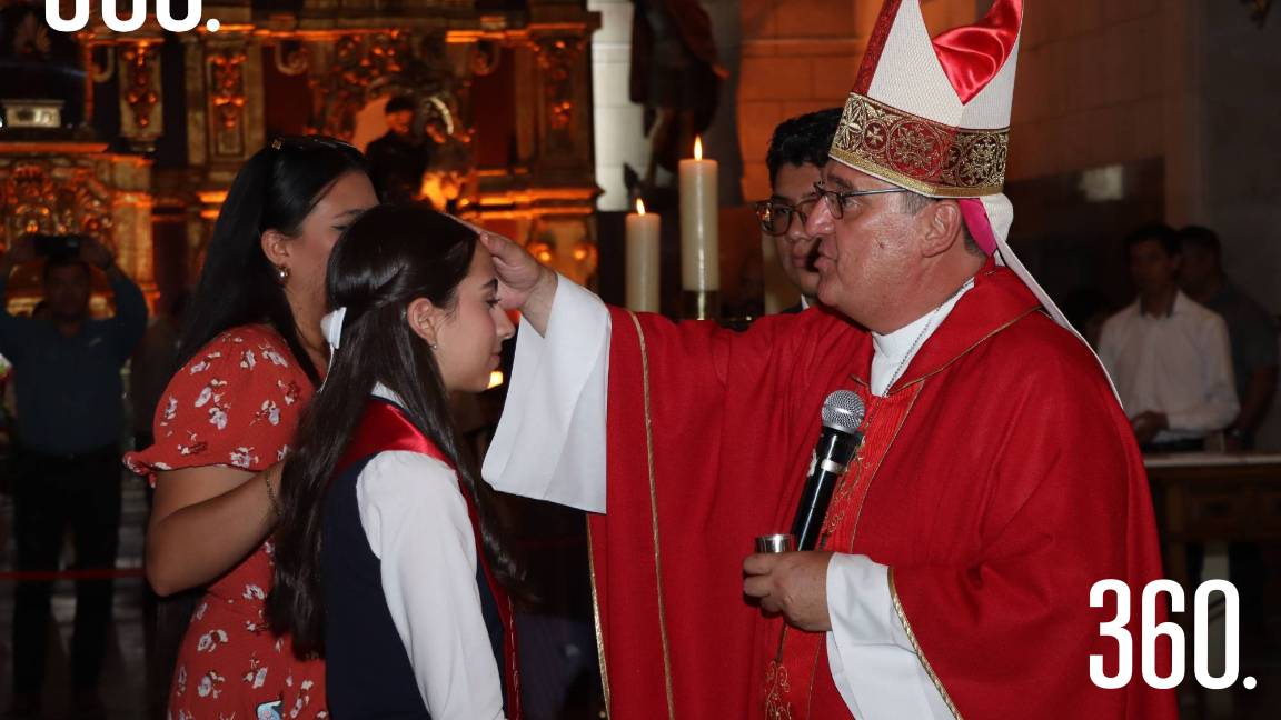 JÓVENES DEL COLEGIO LA PAZ RECIBEN LA CONFIRMACIÓN