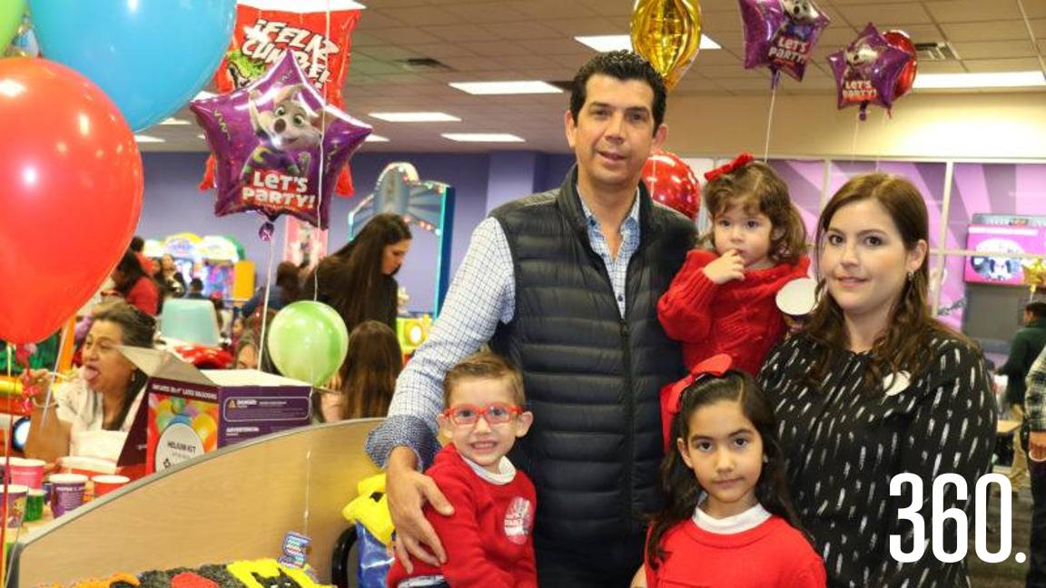 Festejan piñata de Emiliano Medrano en Chuck E. Cheese´s