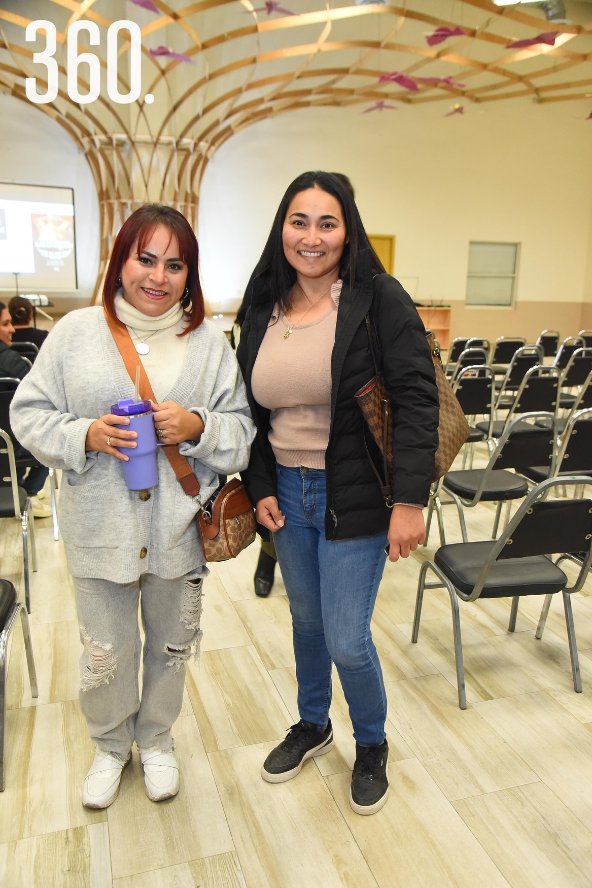 $!PADRES DE FAMILIA ASISTEN A CONFERENCIA &quot;HIJOS CON RAÍCES Y ALAS&quot;