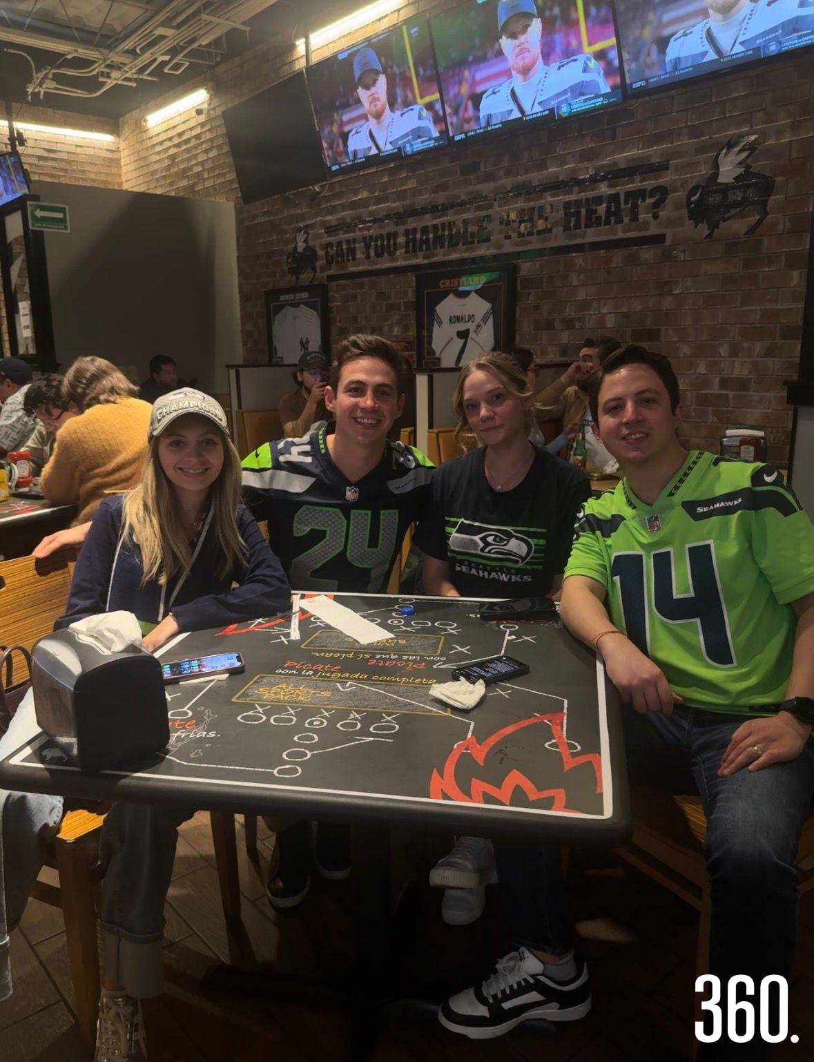 $!Los hermanos Del Bosque Villarreal y sus novias, fans de Seahawks.