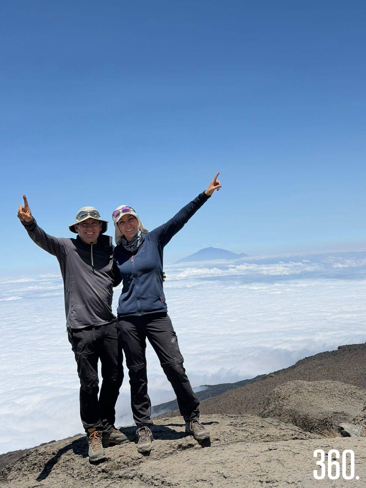 $!Christian Collier de la Marliere y Eleni Gilbeto Lambros en el Uhuru Peak.