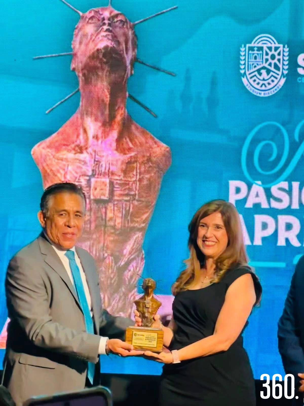 $!Reconocimiento para Luly Fuentes.