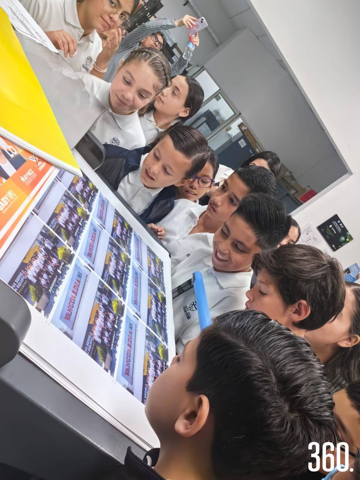 $!Alumnos observando el proceso de impresión de su fotografía en Vanguardia.
