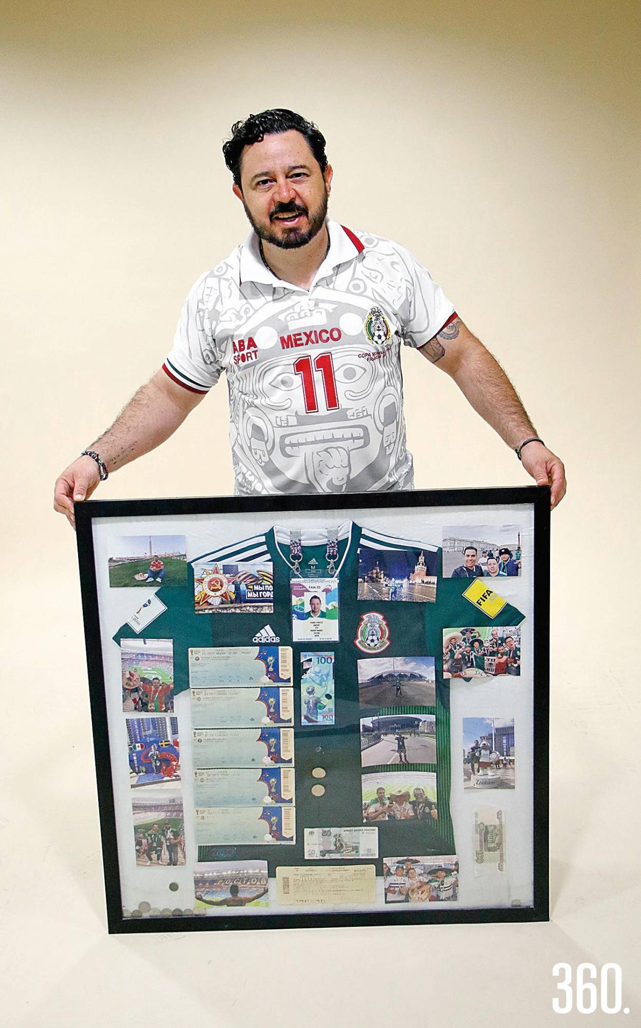 $!Para Víctor Hugo, cada Mundial representa la oportunidad de fortalecer una amistad que ha crecido al ritmo de los grandes torneos. Aquí con su memorabilia.
