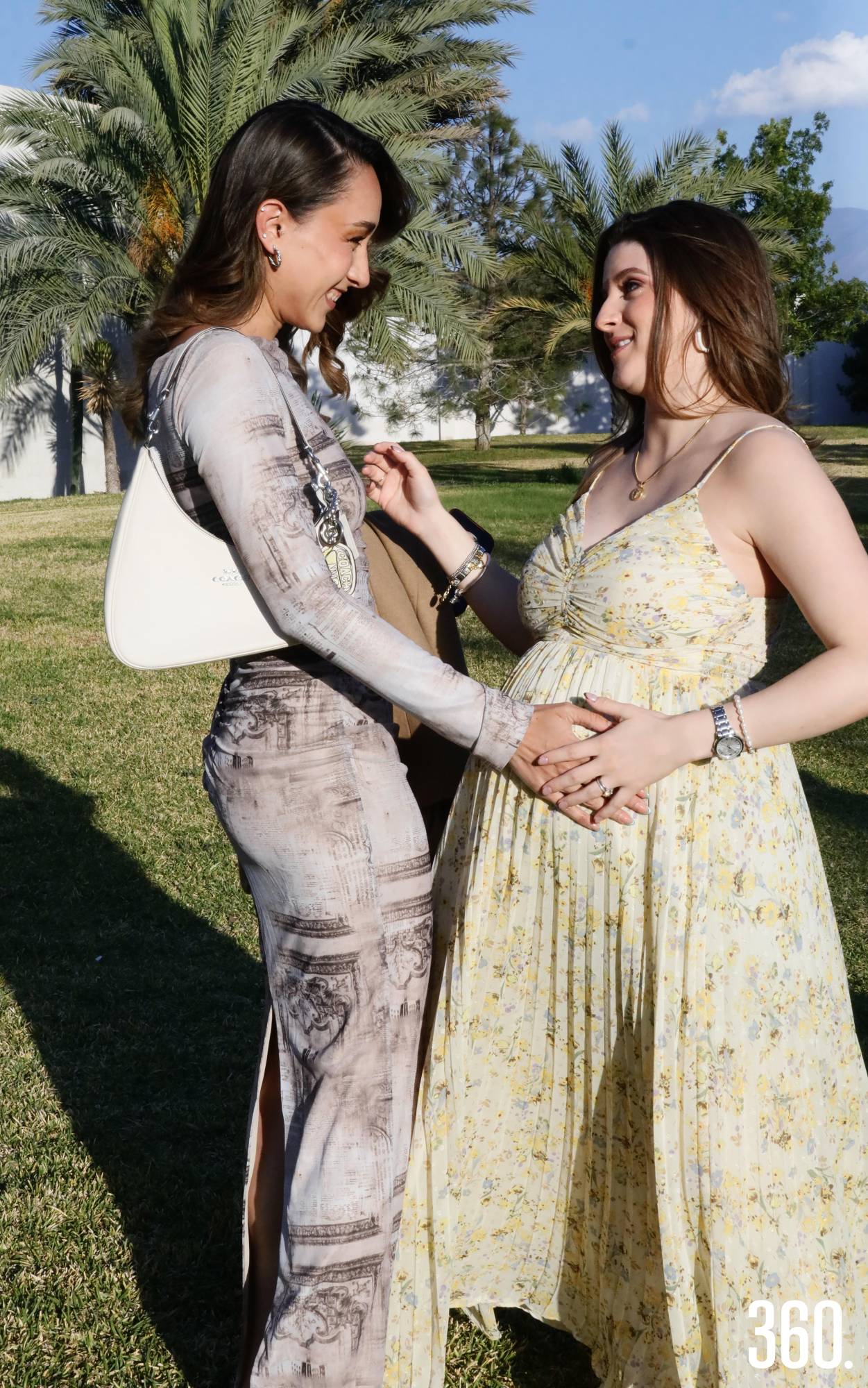 $!Andrea García felicitó a Isabella Cárdenas por el próximo nacimiento de su hija Camila.