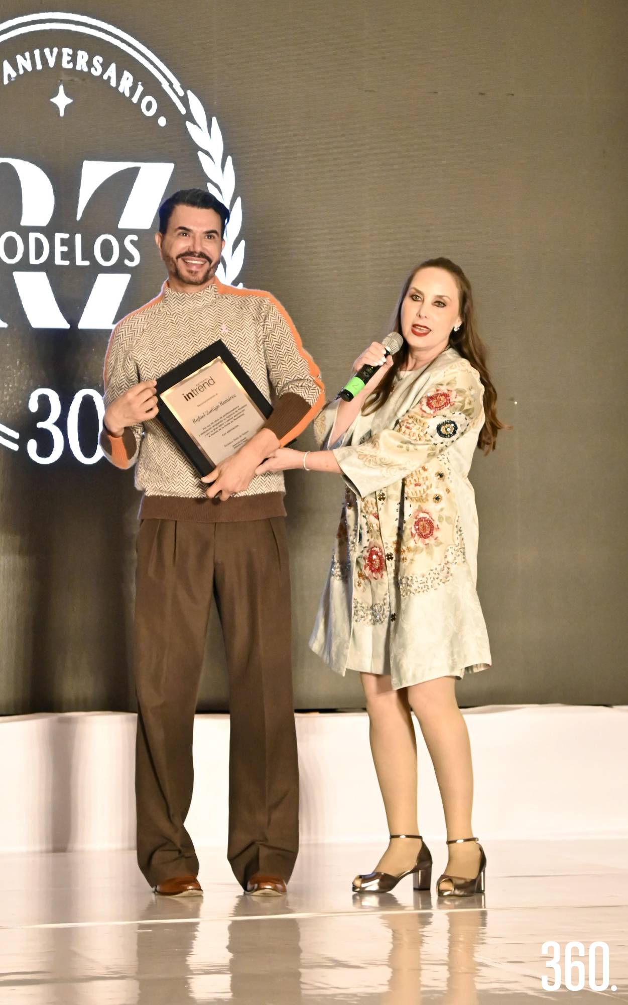 $!Vero Bátiz entrega reconocimiento a Rafael Zúñiga.
