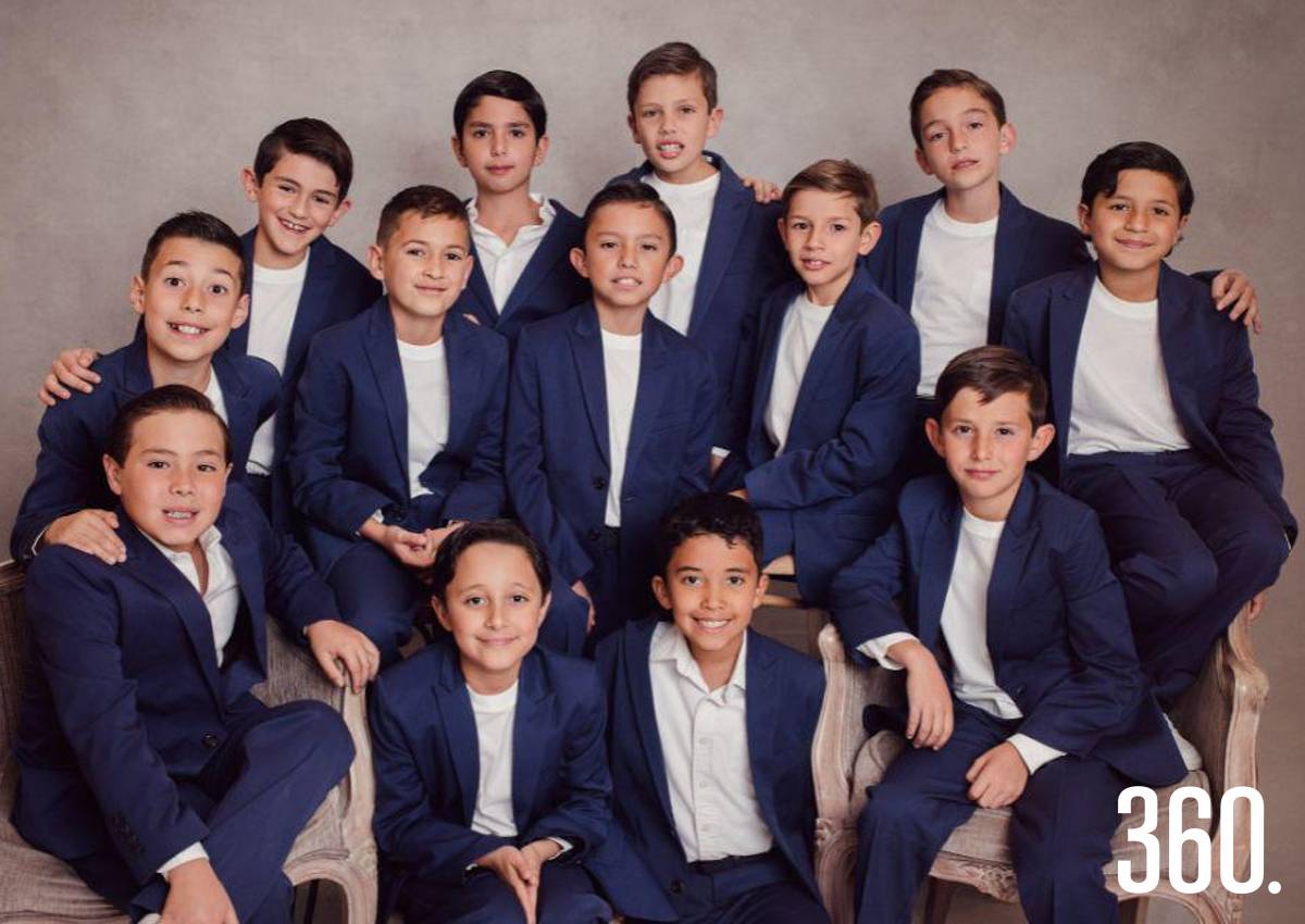 13 RECIBEN EL SACRAMENTO DE LA PRIMERA COMUNIÓN