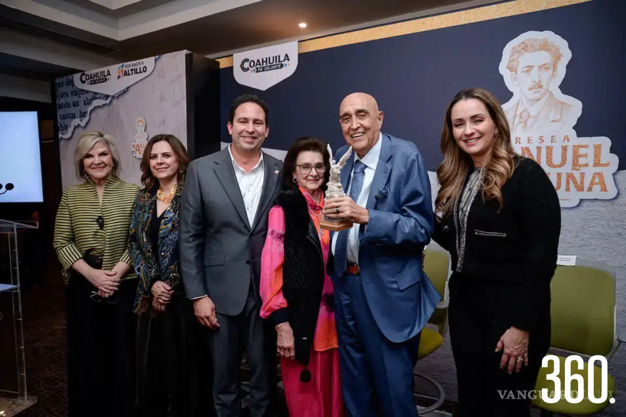 $!Pedro Torres recibió la Presea Manuel Acuña.