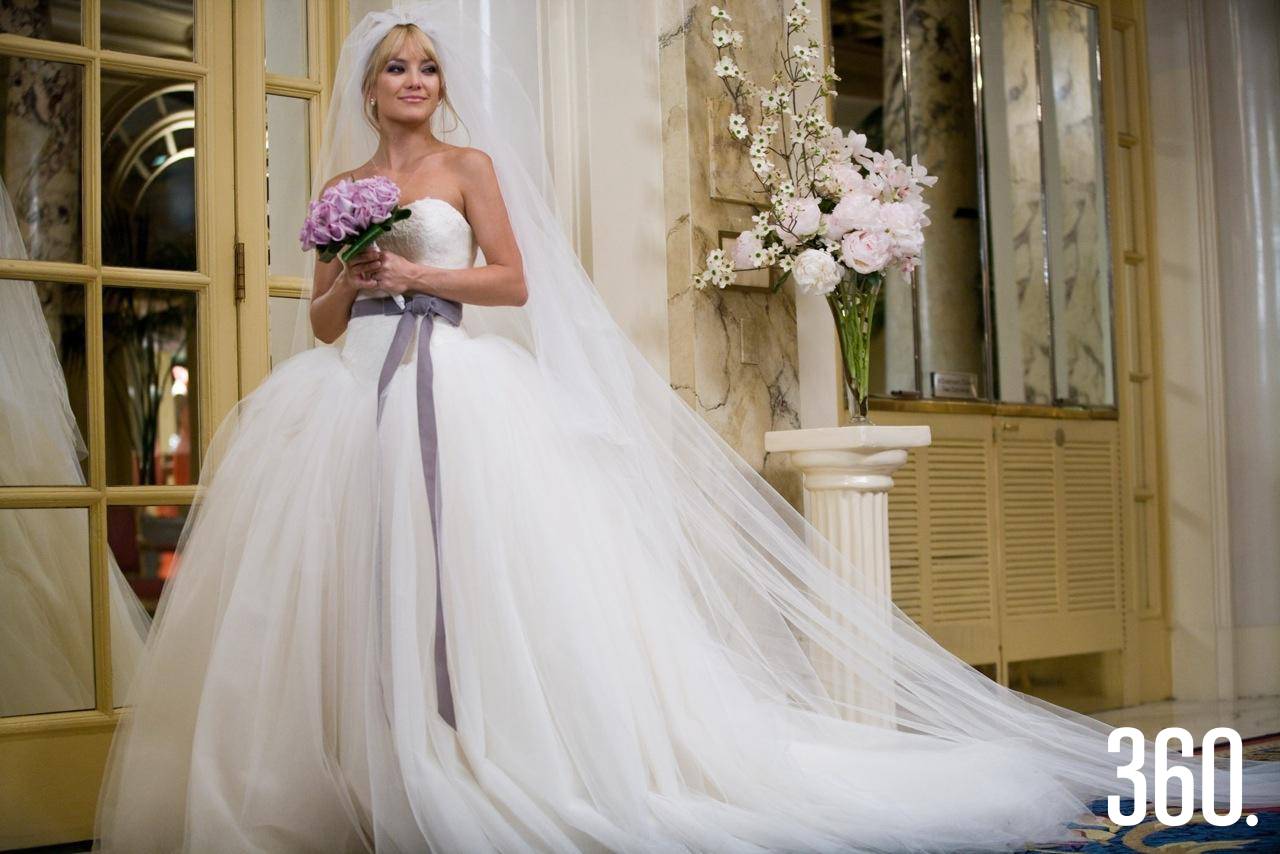 $!El icónico vestido de Vera Wang simboliza el peso de las expectativas que la moda impone a las mujeres.