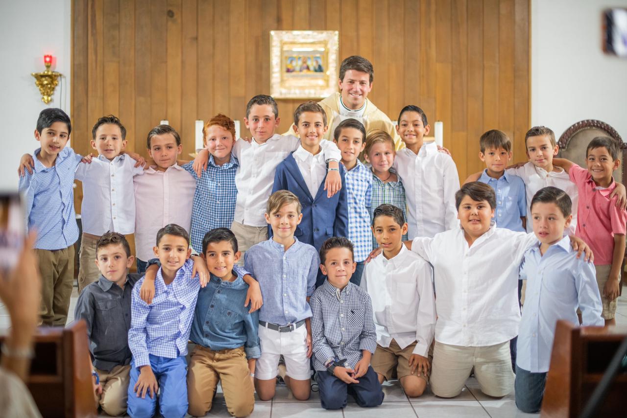 $!Roberto Villarreal Váldes con sus amigos.