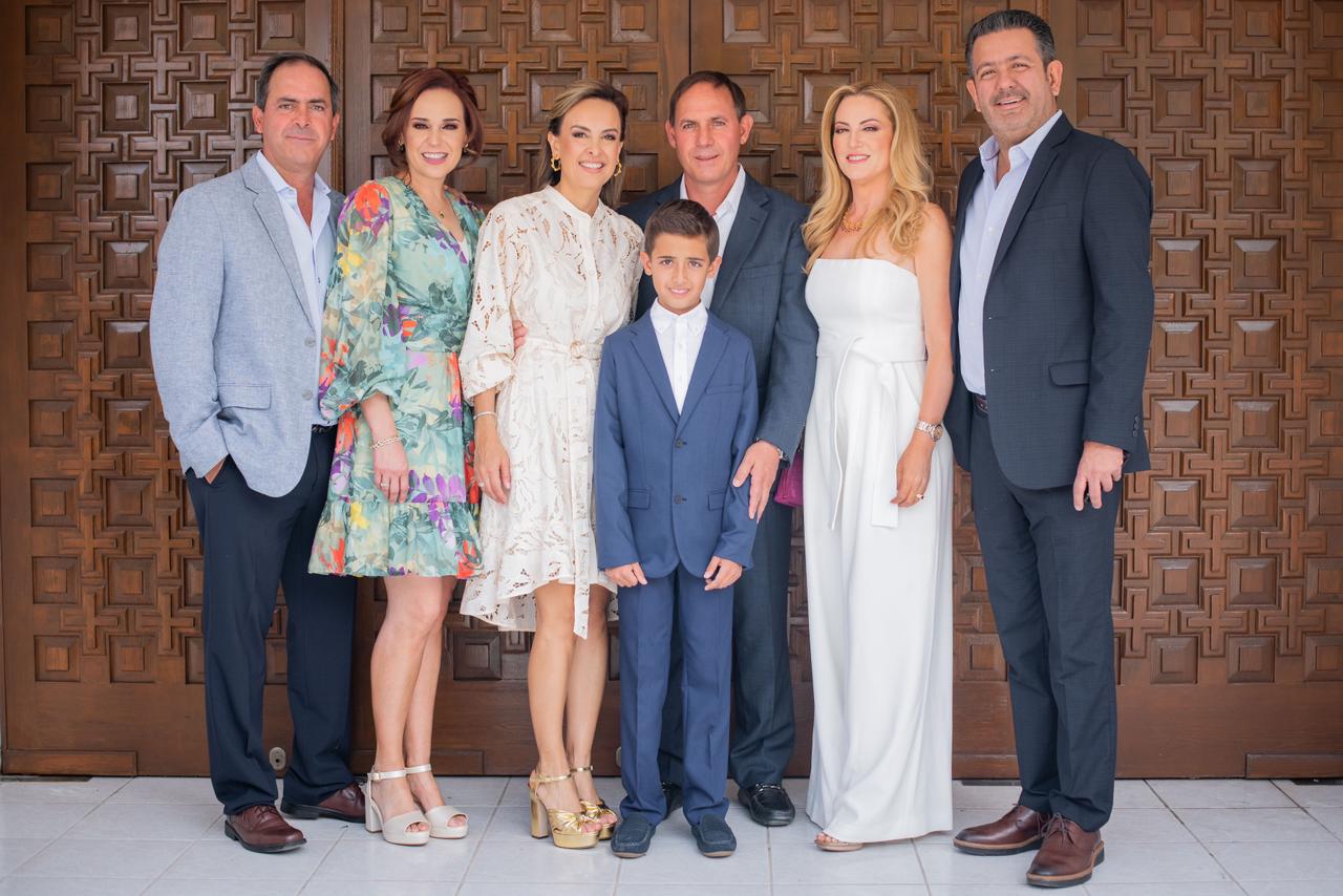 $!El festejado con sus papás y sus padrinos David Villarreal, Verónica Valdés, Gabriela Morales y José Luis Valdés.