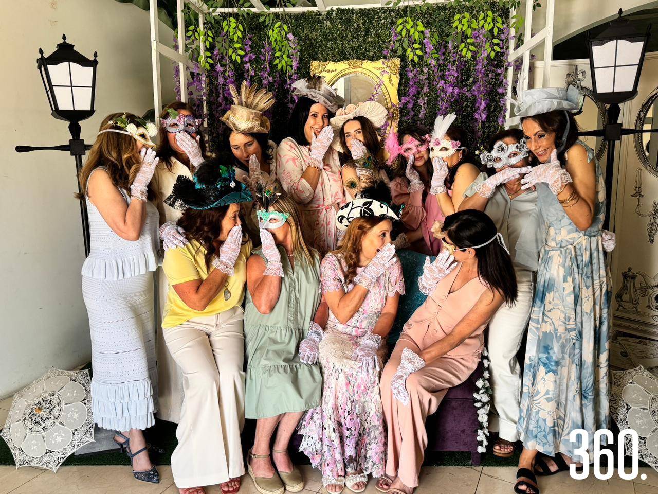 $!Las invitadas se sumaron a la temática con antifaces y accesorios, creando un ambiente de época.