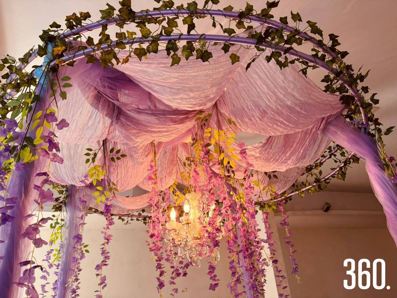 $!La decoración en tonos pastel transformó el espacio en un escenario inspirado en Bridgerton.