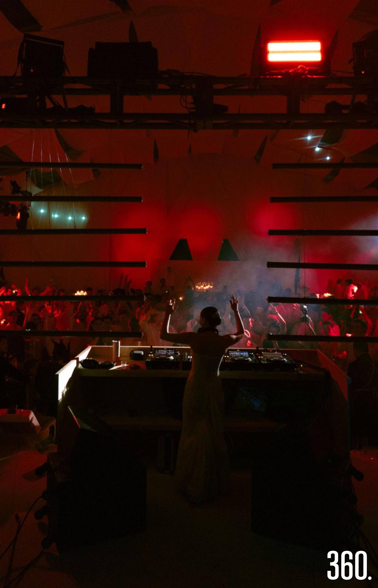 $!Mariana puso el ambiente como DJ en su gran noche.