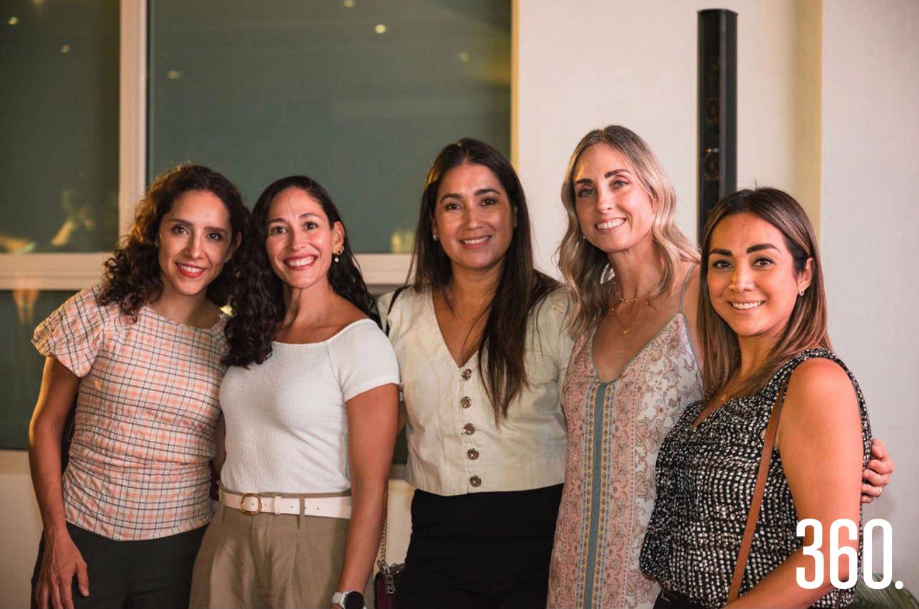 $!La autora con Karina Sánchez, Ana Osorio, Kary Sánchez y Cris Hernández.