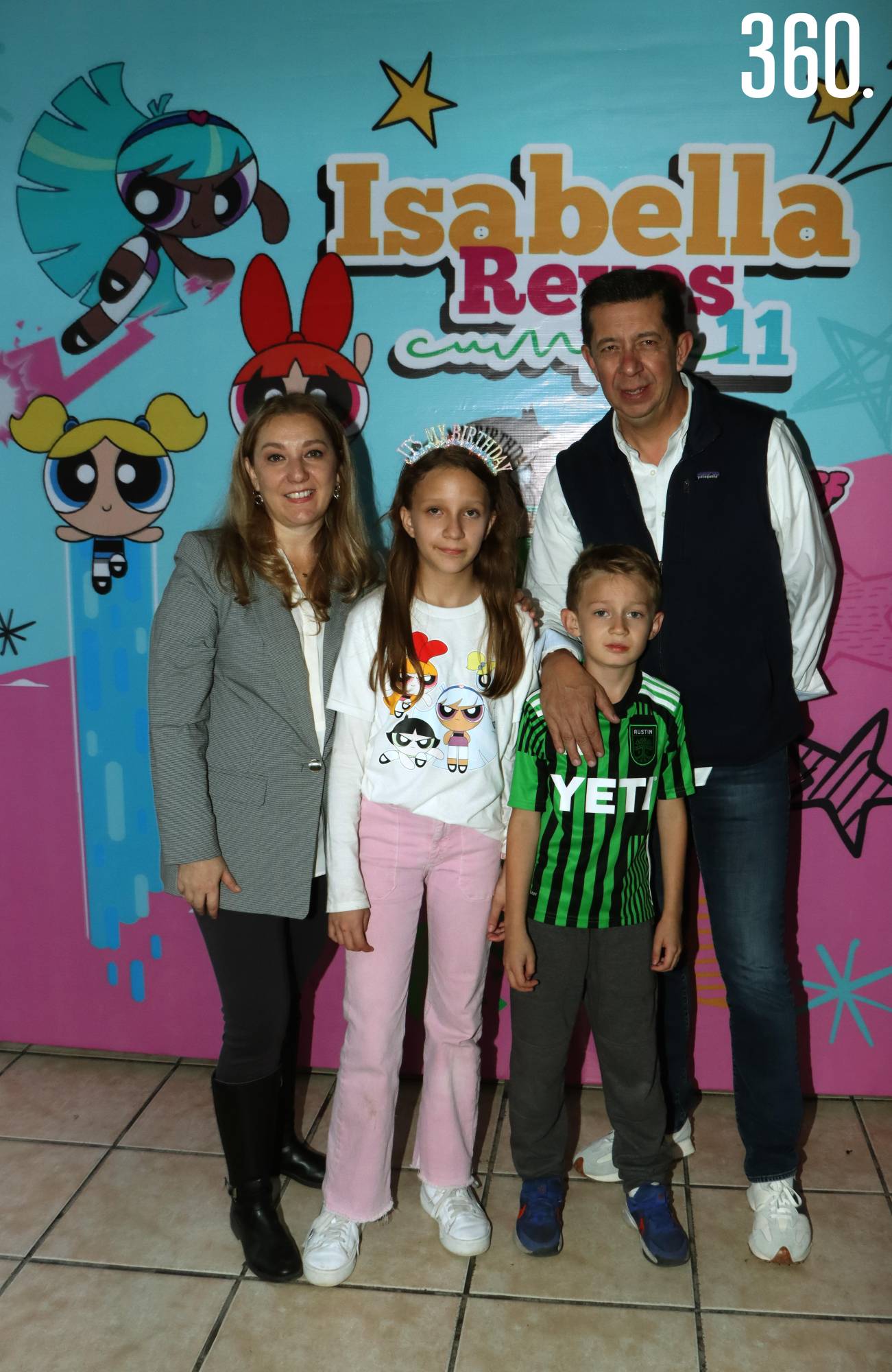 $!Isabella con sus padres, Alejandra Reyes y Héctor Reyes, y su hermano, Héctor.