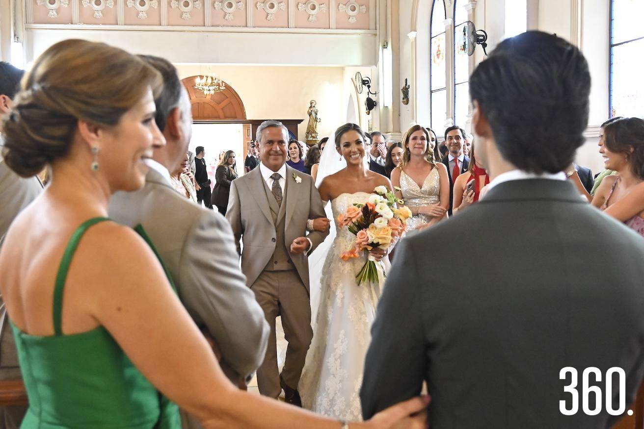 $!Los novios se encuentran en el altar.