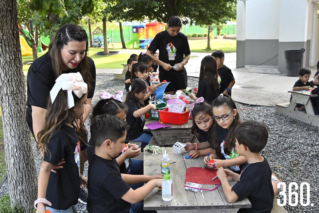 $!Los niños dieron rienda suelta a su creatividad con coloridas manualidades.
