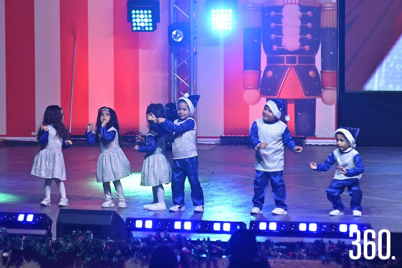 $!Kinder 1B presentando su show navideño.