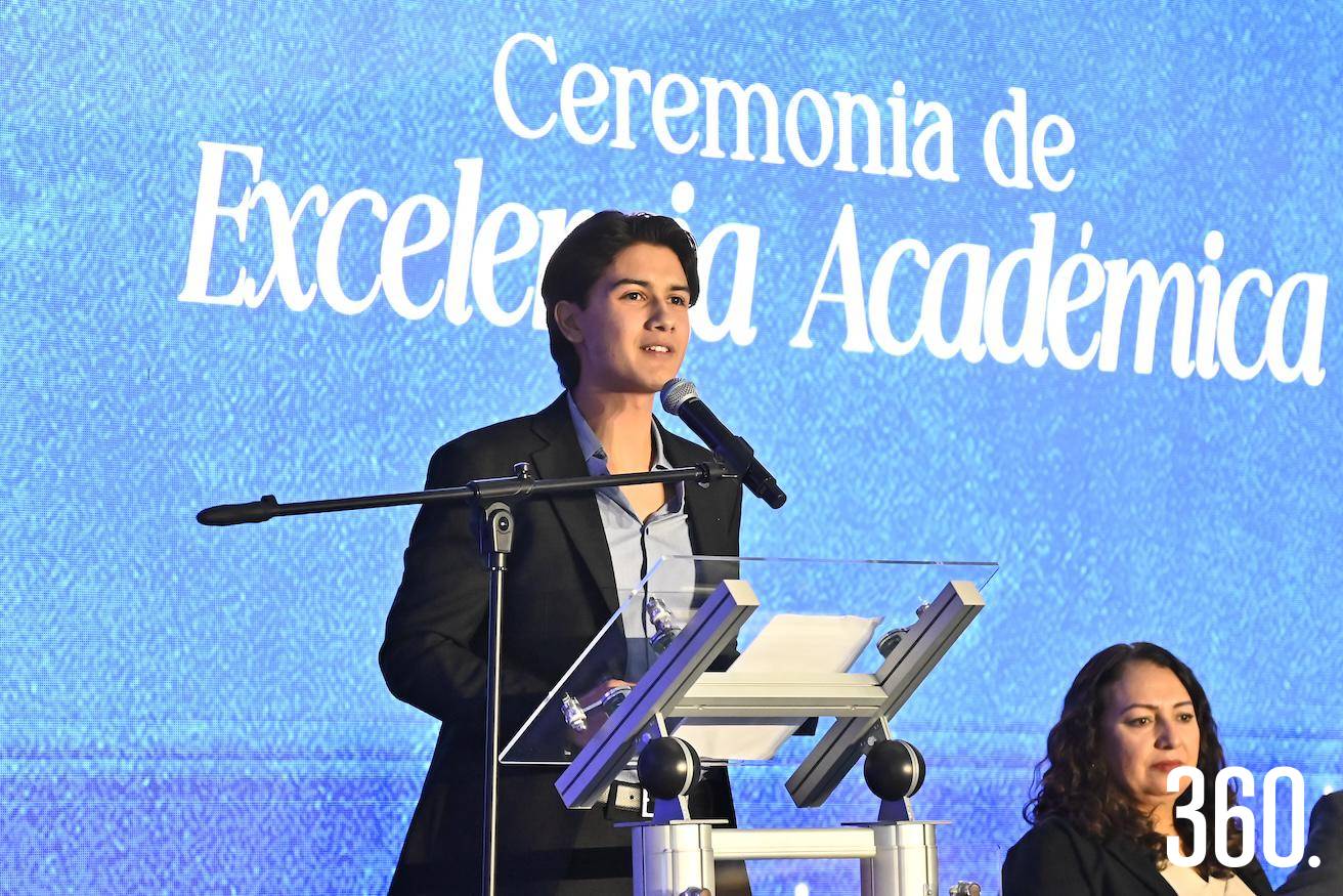 $!La ceremonia se vio honrada con la presencia de Hugo Torres Miñón, alumno de quinto semestre del programa bicultural, quien fue reconocido por su destacada participación en la excelencia académica.