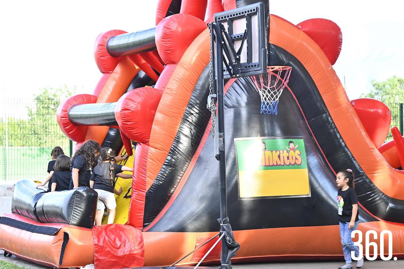 $!Risas y saltos sin parar en el brincolín gigante de la Lunada.