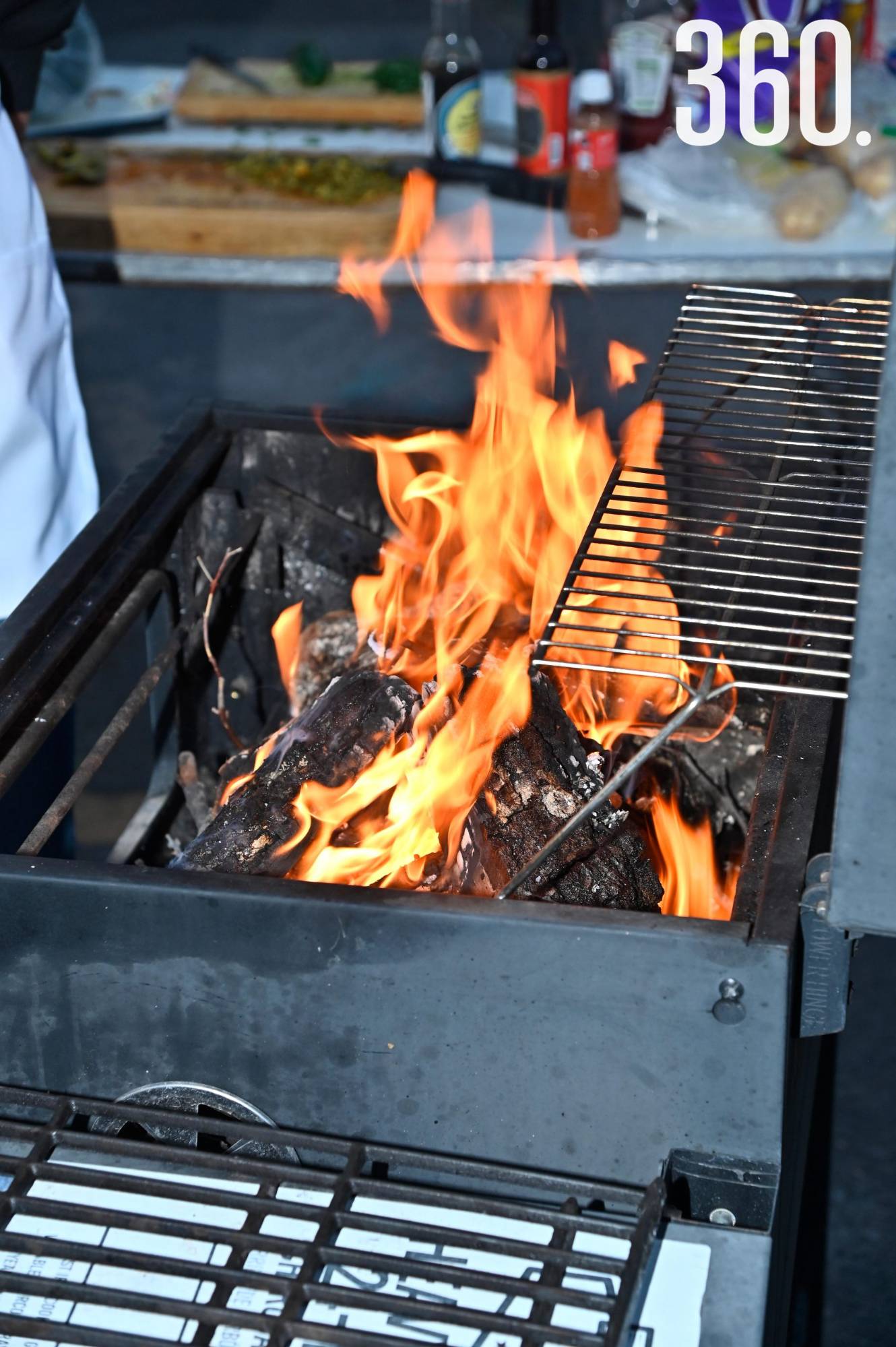 $!Prepararon el fuego del asador.