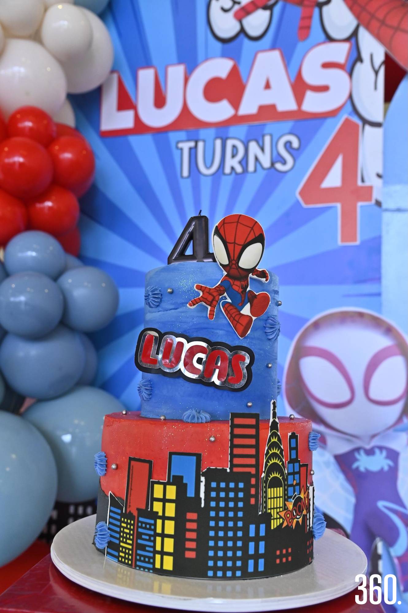 $!Lucas sopló las velitas de su pastel de Spiderman.