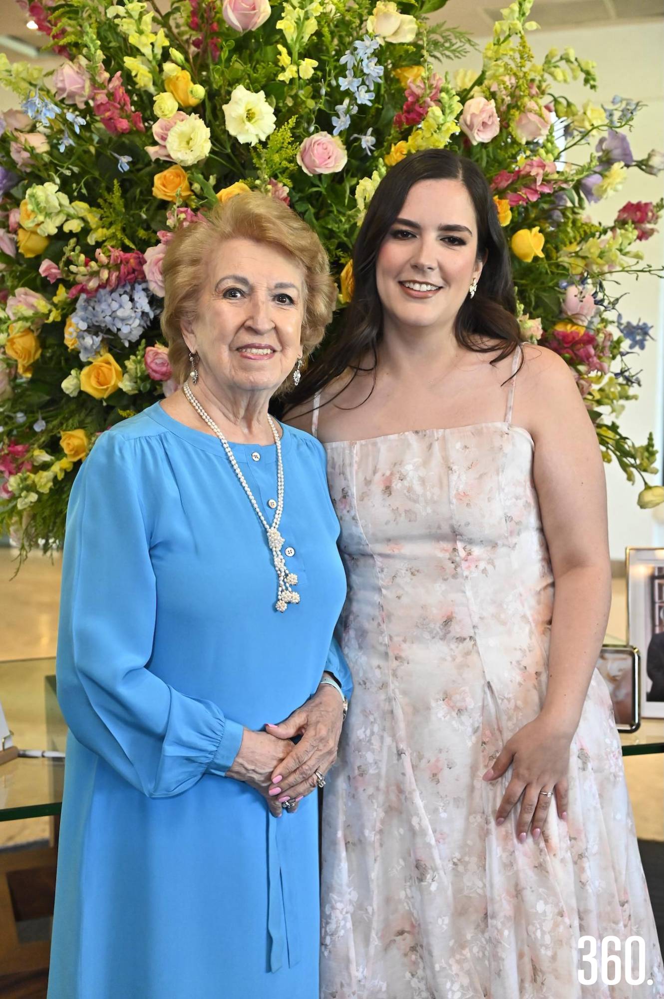$!María con su abuelita María Elena Dávila Garza.