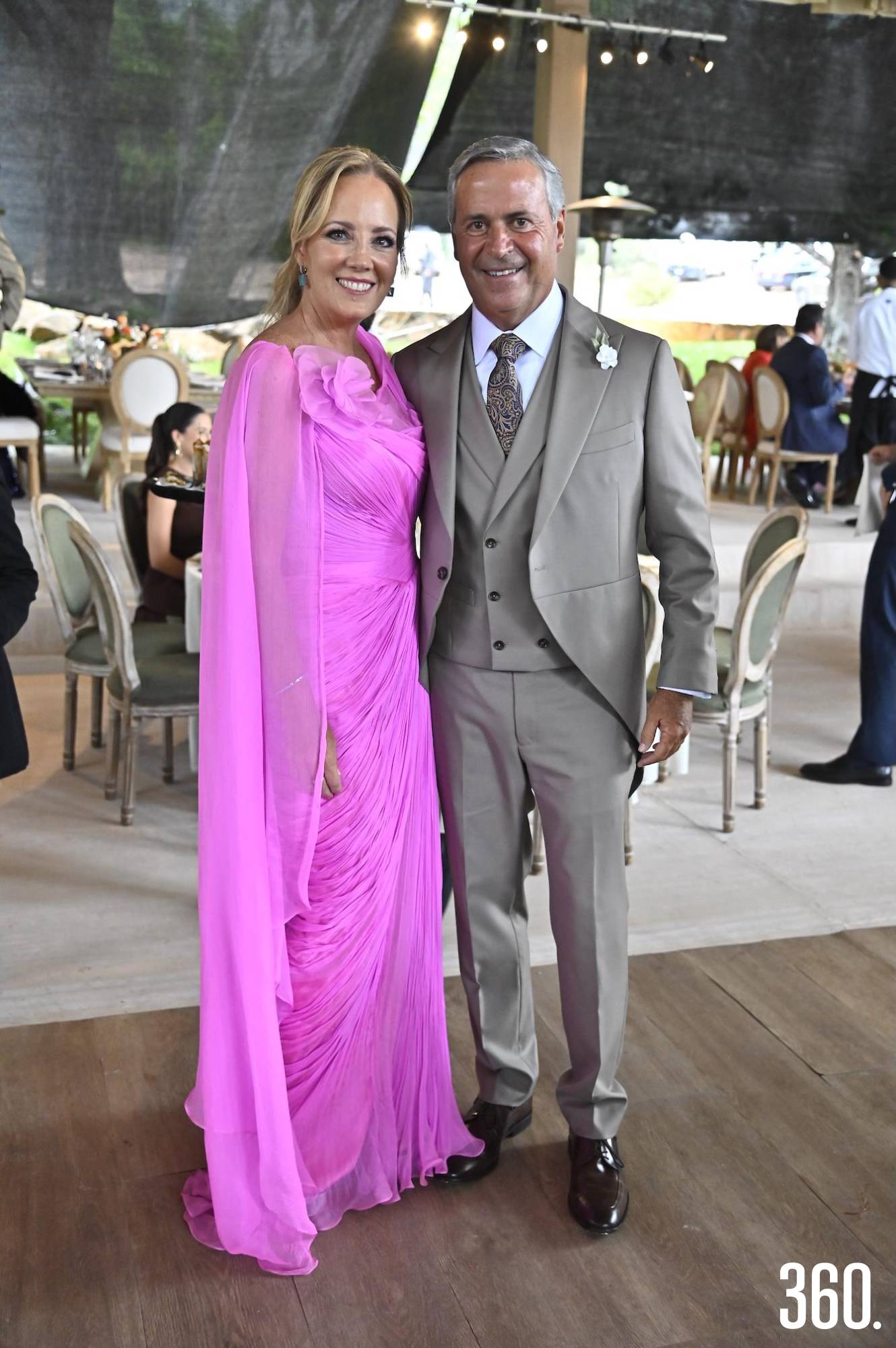 $!Laura Benavides y Óscar López, padres de la novia.