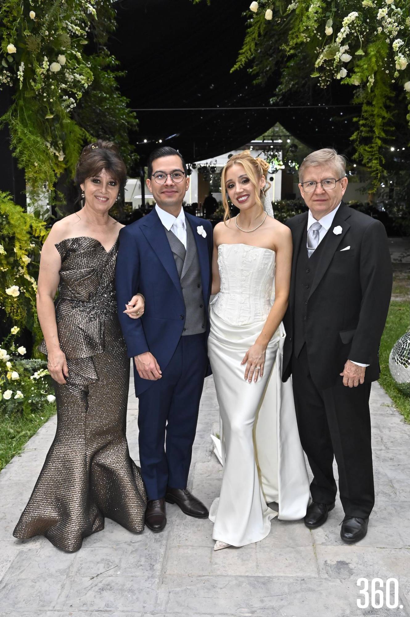 $!Carlos y María Eugenia con sus papás María Eugenia Valdés y Carlos Gutiérrez.