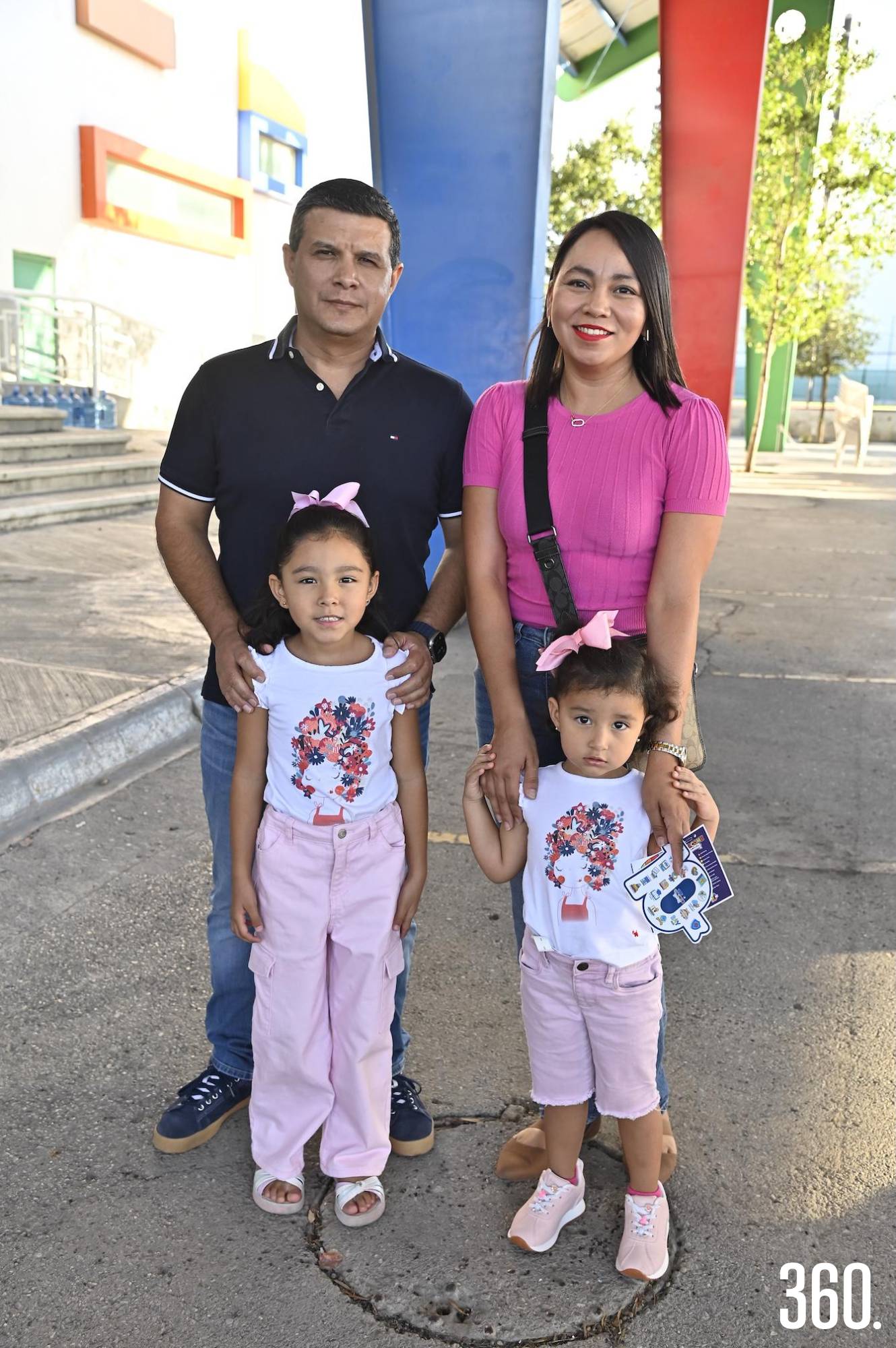 $!Héctor Estrada, Adriana Lozano, Danahe y Ariana Estrada.