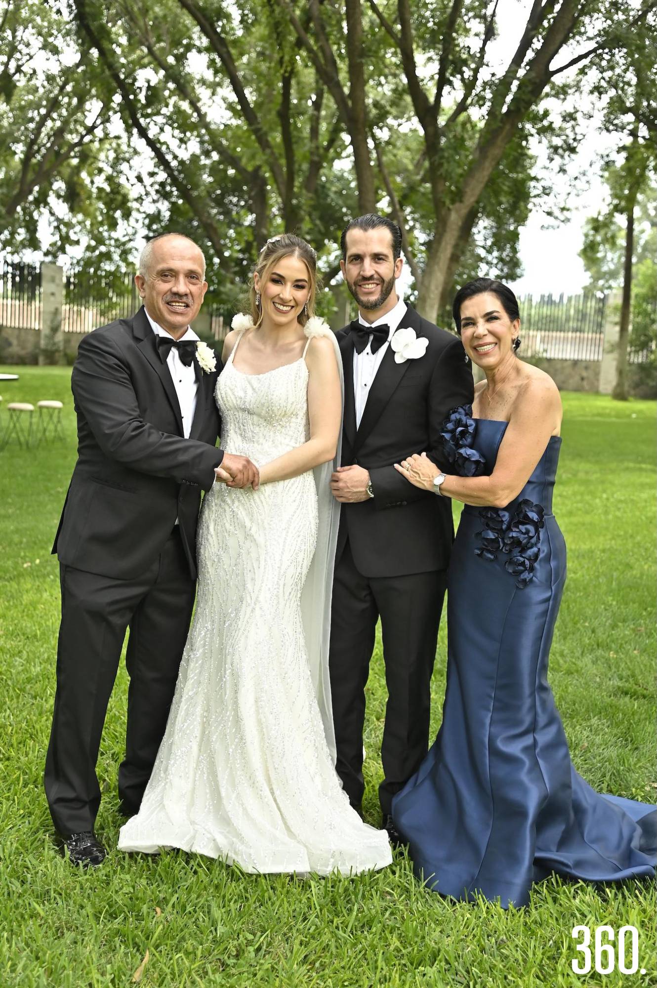 $!Caro y Héctor con los papás del novio, Estela Ortiz y Héctor Cuéllar.