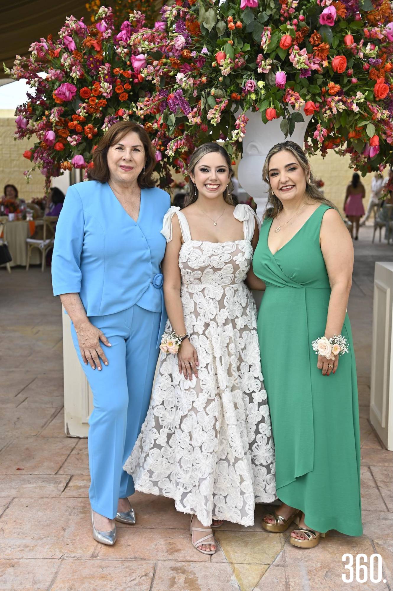 $!Mariana con su suegra, Miriam González y su mamá, Karina Sánchez Cardona.