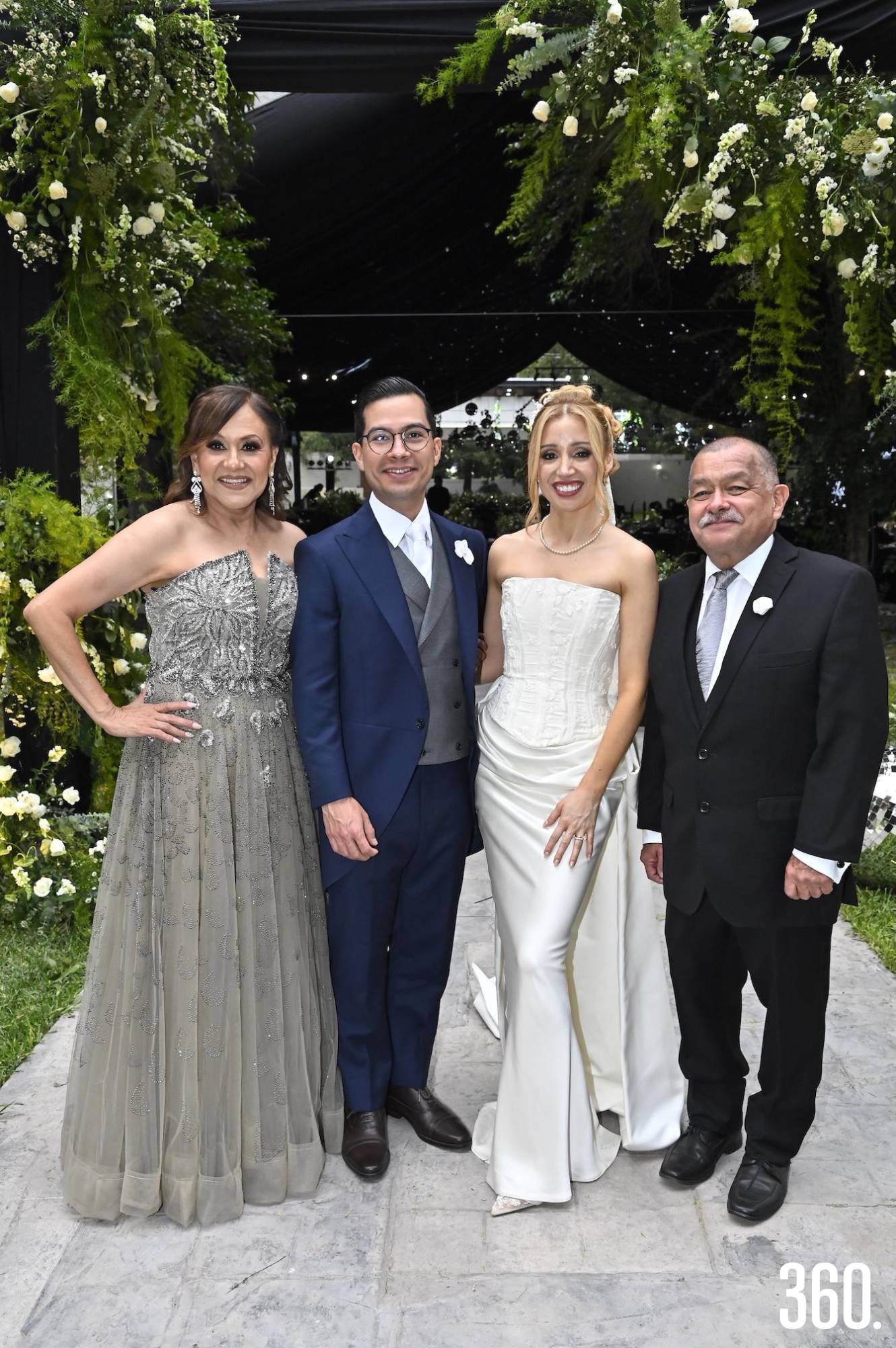 $!María Eugenia y Carlos con sus papás Martha de la Cruz y Óscar Vázquez.