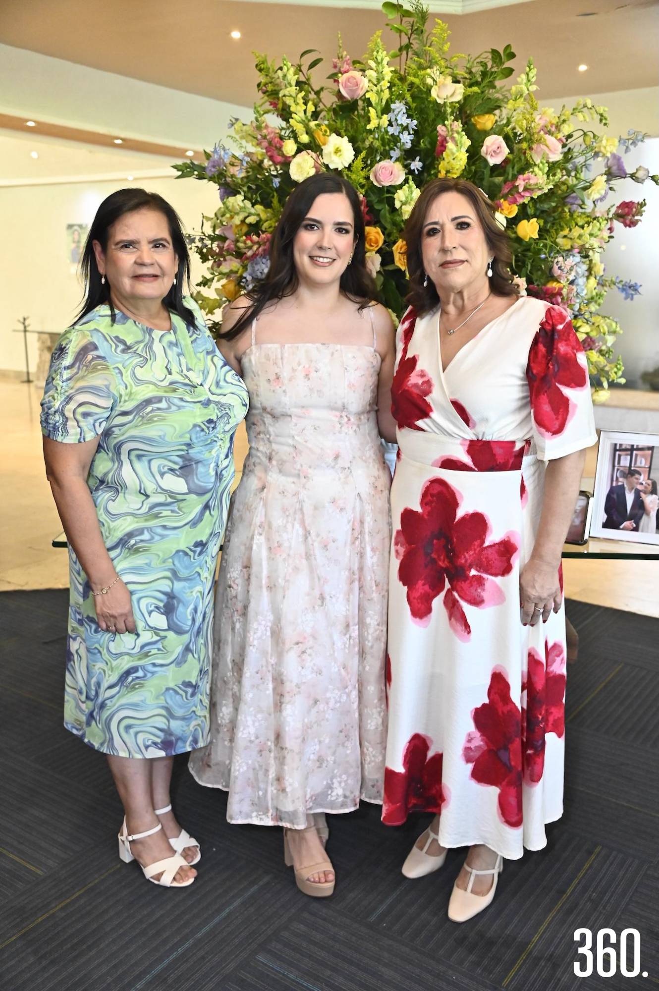 $!María con su mamá, María Elena del Bosque, y su suegra, Beatriz García.
