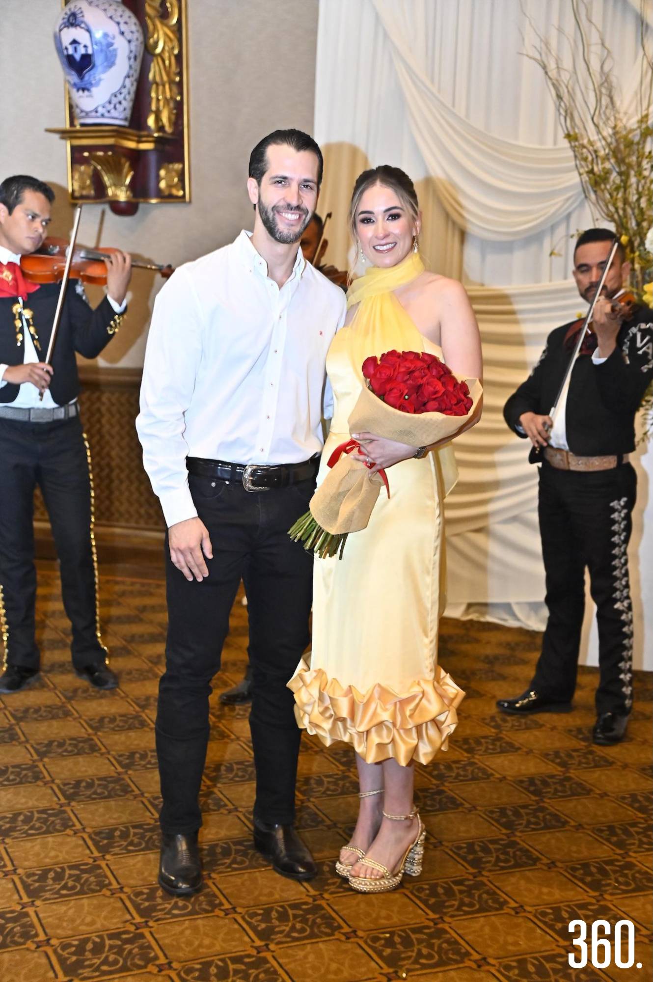 $!Su prometido, Héctor Cuéllar, llegó con flores y mariachi.