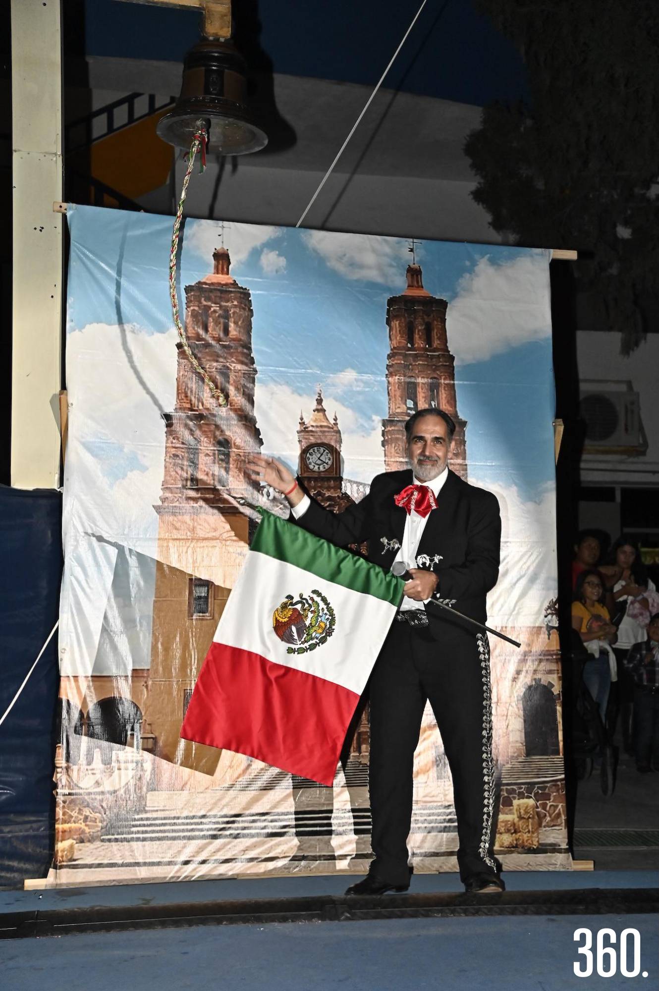 $!Jorge Alanís Villarreal, tomó el micrófono para dar el tradicional Grito de Independencia.