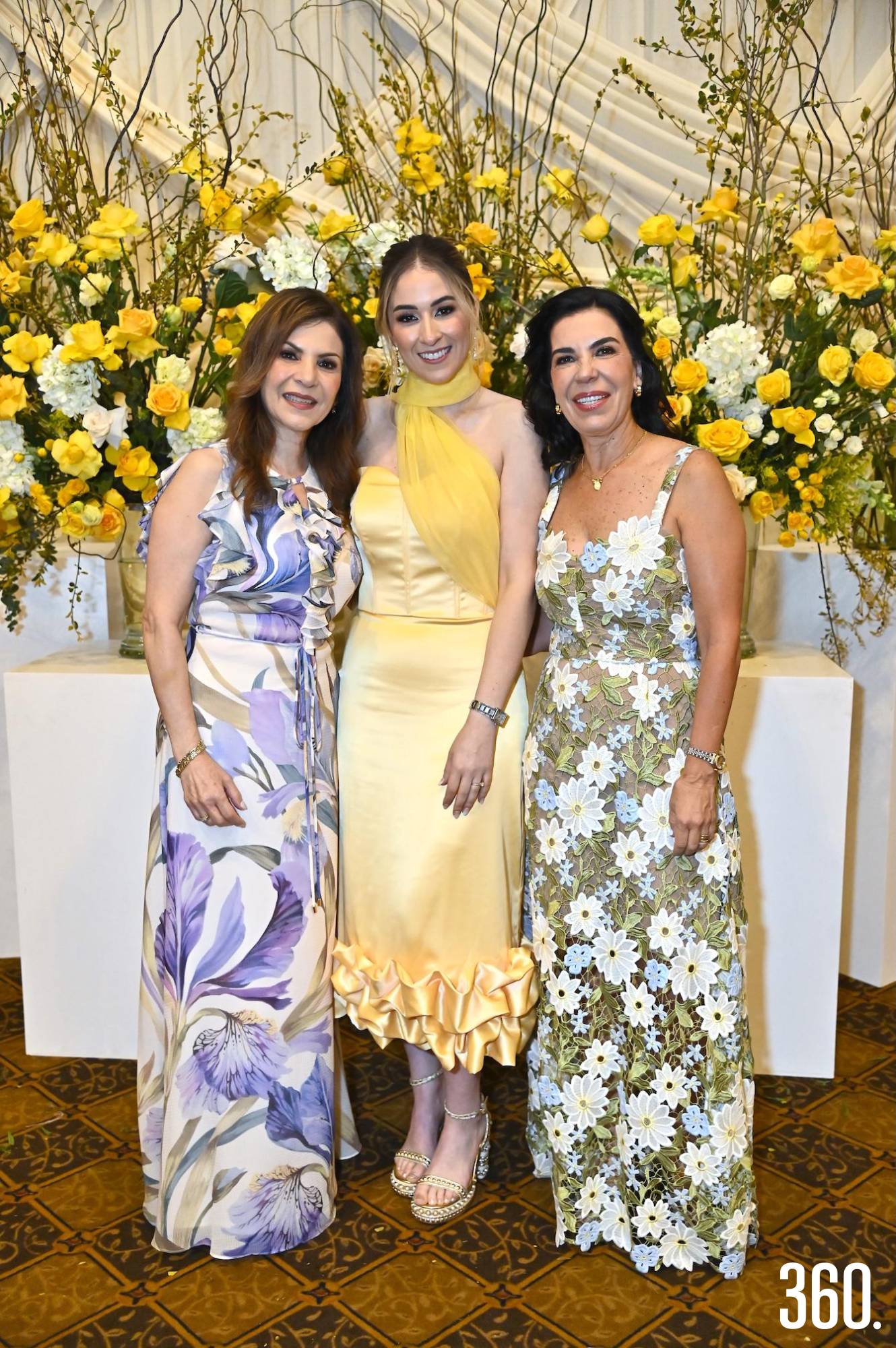 $!Caro con su mamá, Lourdes González y su suegra Estela Ortiz.