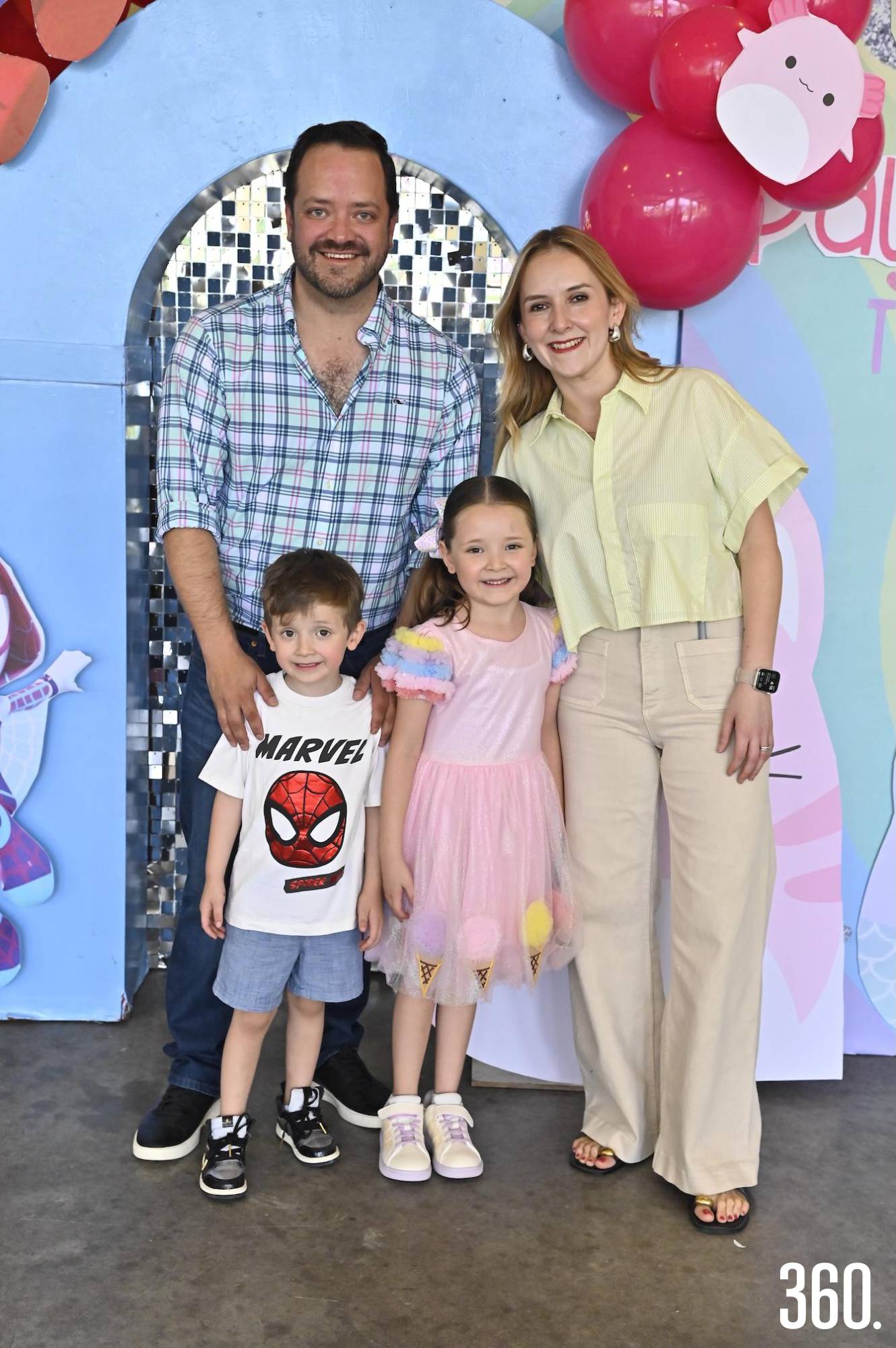 $!Lucas y Paulina de León Robles con sus papás, Héctor Daniel de León y Cinthia Robles.
