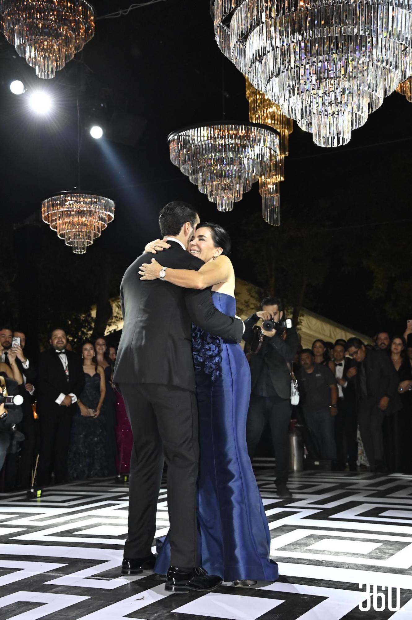 $!Héctor bailó con su mamá.