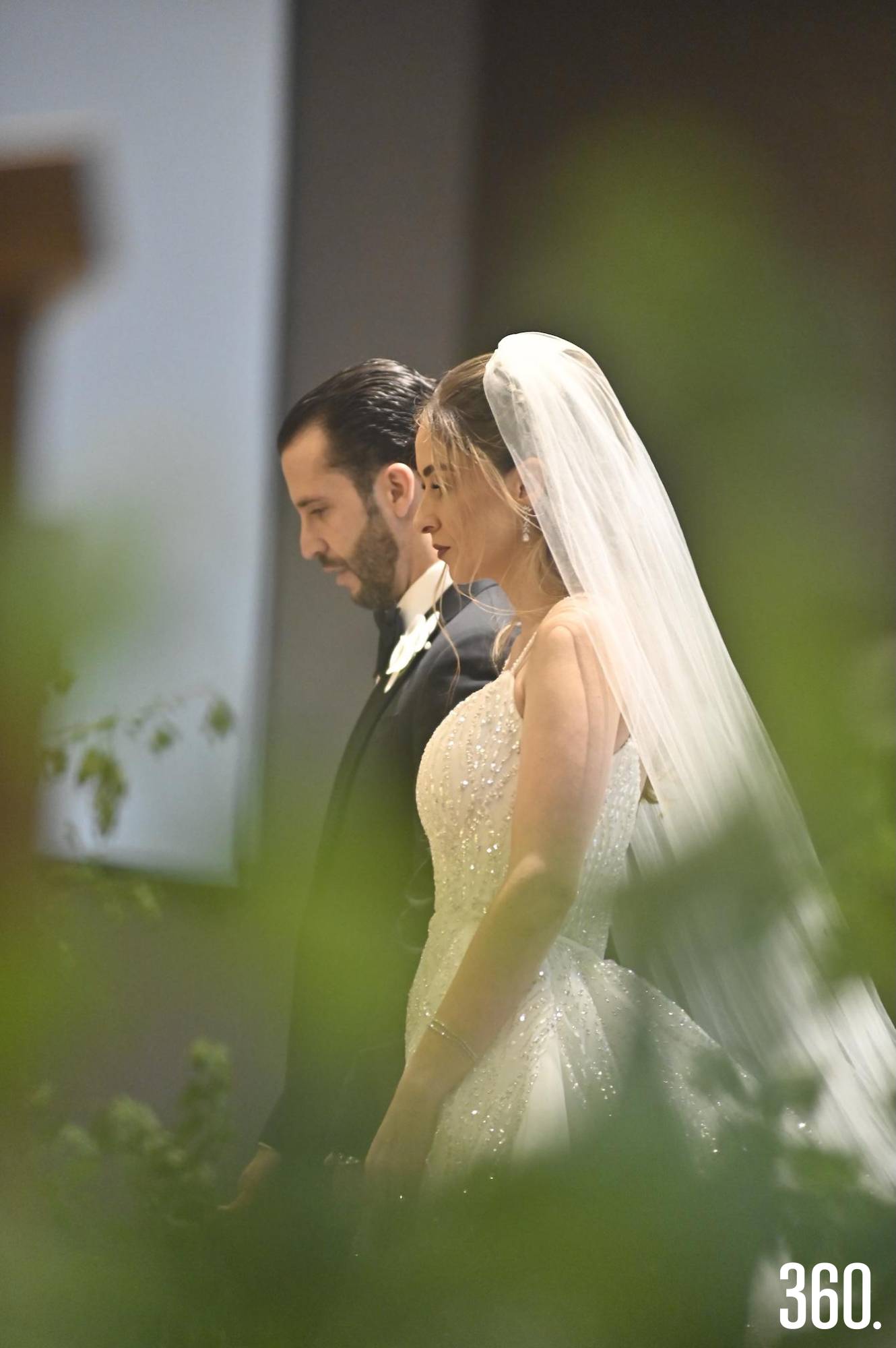$!Los novios llenos de ilusión, entraron juntos a la iglesia para dar inicio a su nueva vida.