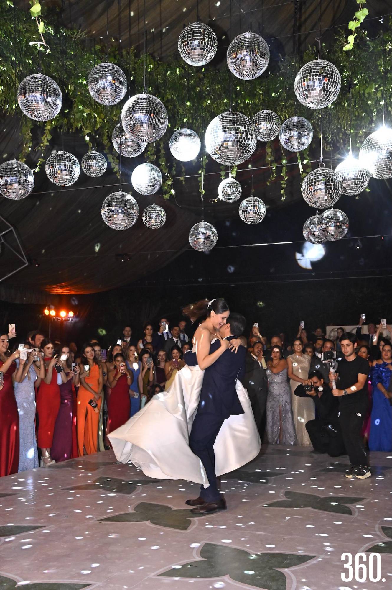 $!Los recién casados en su primer baile.